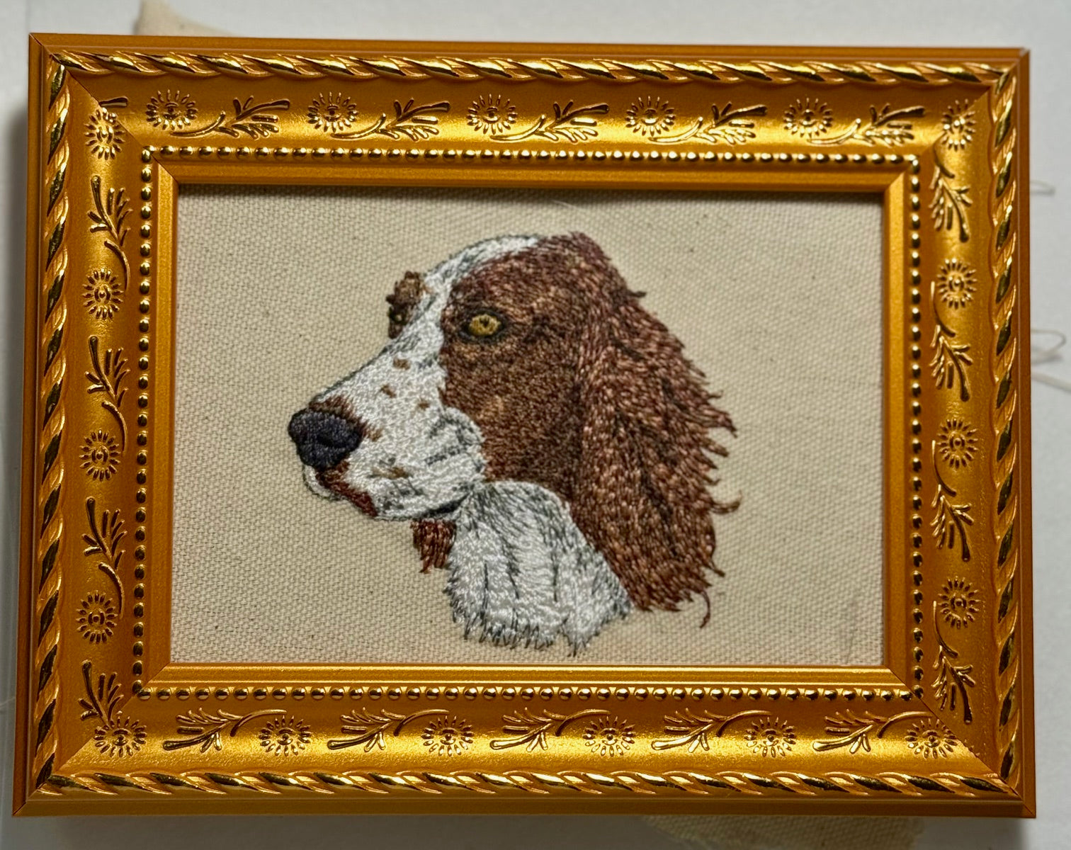 English Setter Machine Embroidered Framed Art | Tabletop Decor